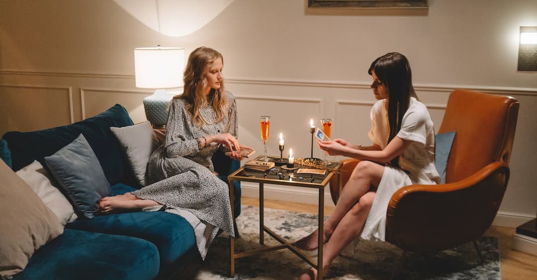 Wróżba z 8 pucharów tarota. Dowiedz się co oznacza ta tajemnicza karta!