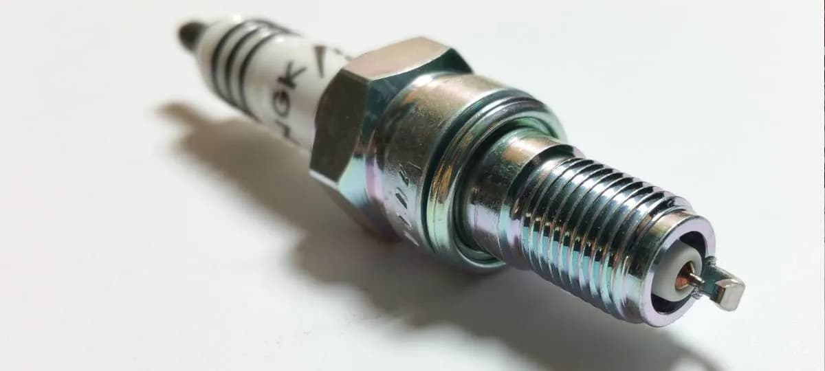 Ile świec zapłonowych potrzebuje silnik 6-cylindrowy? Kompletny poradnik