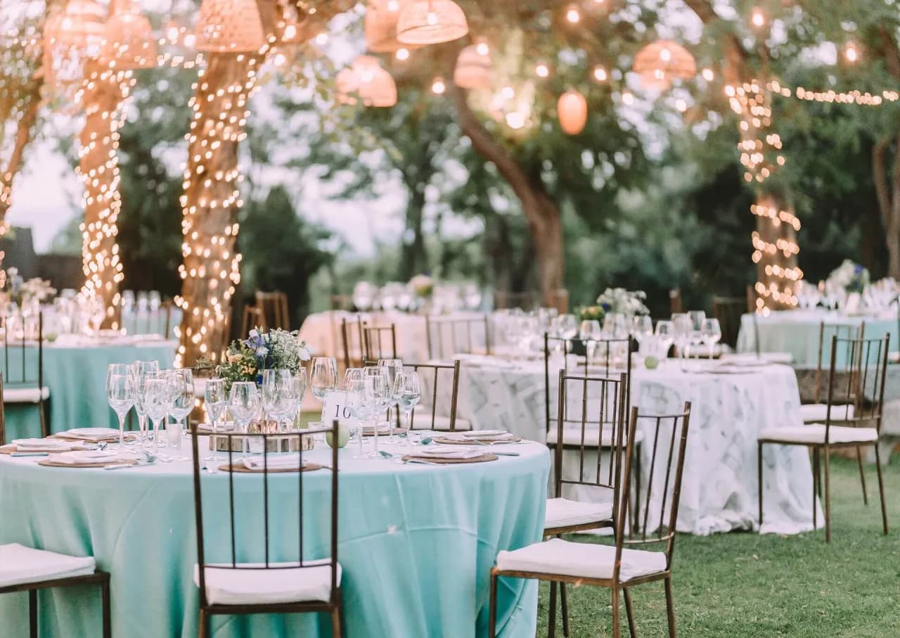 Jak połączyć styl glamour z rustykalnym - efektowne pomysły na aranżację wnętrz