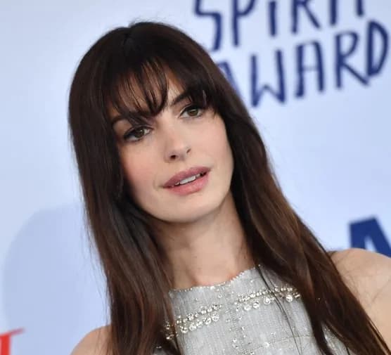 Czy długie włosy po 40-tce to modowy grzech czy atut? Analiza