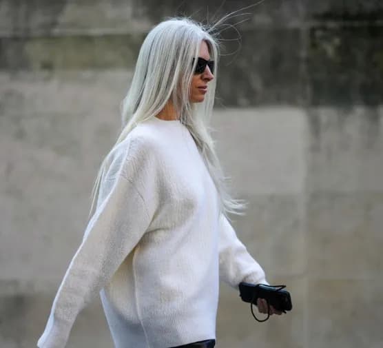 Włosy cieniowane od góry: Komu pasuje i jak stylizować ten trend?