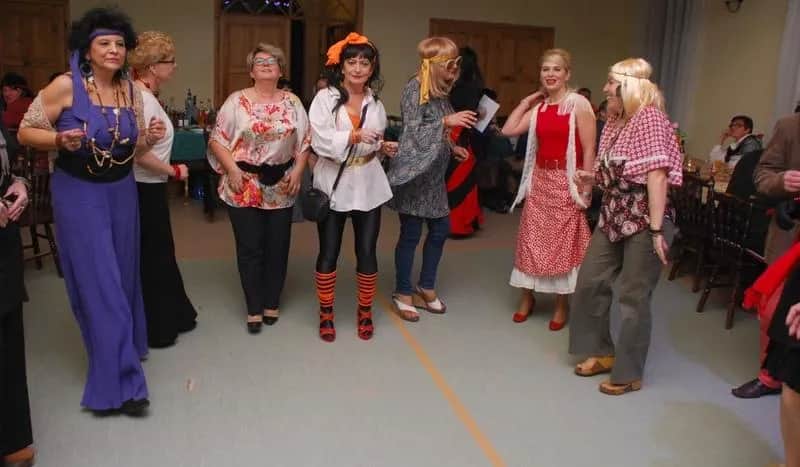 Jak się ubrać na imprezę w stylu PRL: praktyczny poradnik i inspiracje