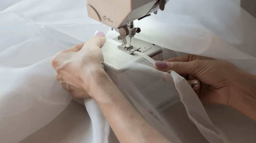 Z jakich materiałów uszyć ubrania? Przegląd dla miłośników mody i wygody