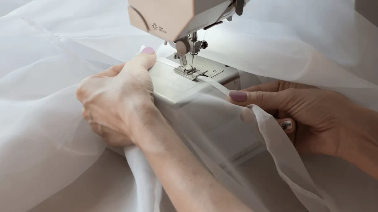 Z jakich materiałów uszyć ubrania? Przegląd dla miłośników mody i wygody